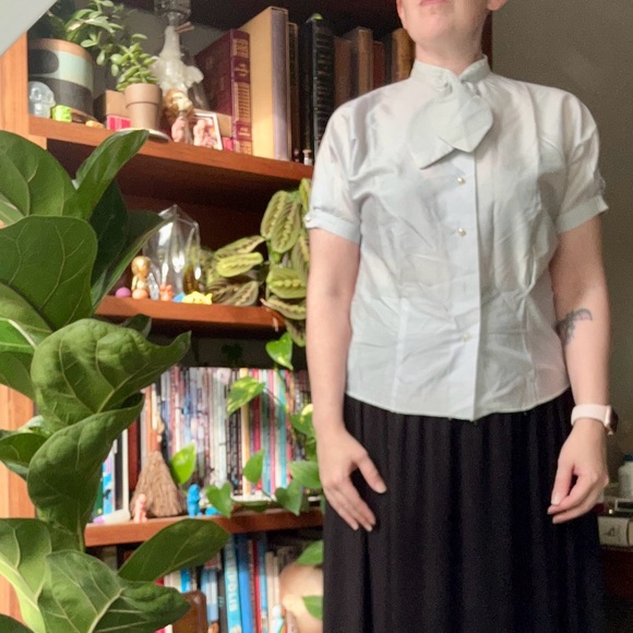 Vintage pale blue blouse with neck tie bow - Picture 3 of 15